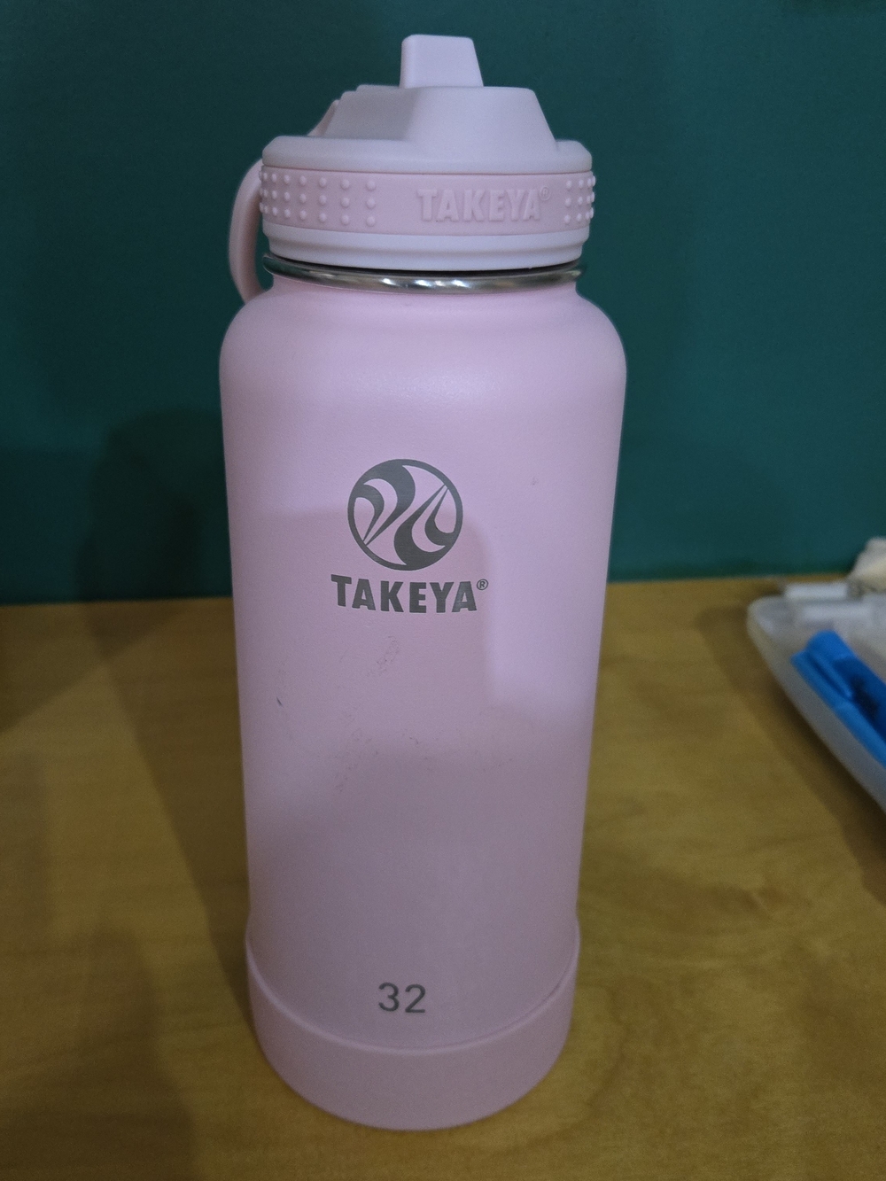 Takeya 32 oz Insulated Water Bottle in Soft Pink